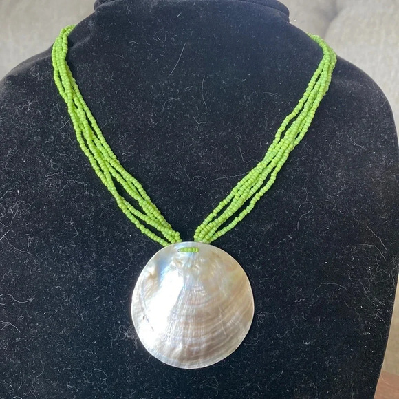 Beautiful shell and green seed bead necklace - Picture 1 of 7